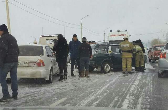 Крупное ДТП: В Улан-Удэ двух человек зажало в машине (ФОТО)