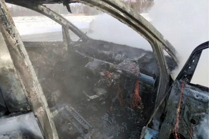 Два автомобиля сгорели дотла в селе Бурятии