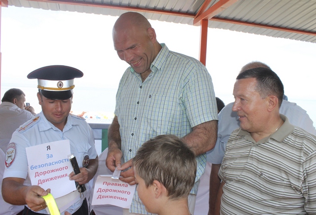 Николай Валуев на Байкале принял участие в акции ГИБДД и оставил автограф