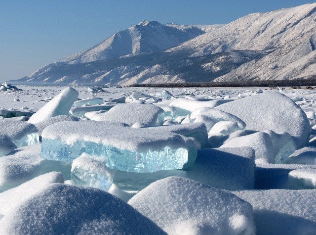 На Байкале «Нива» с рыбаками ушла под лед 