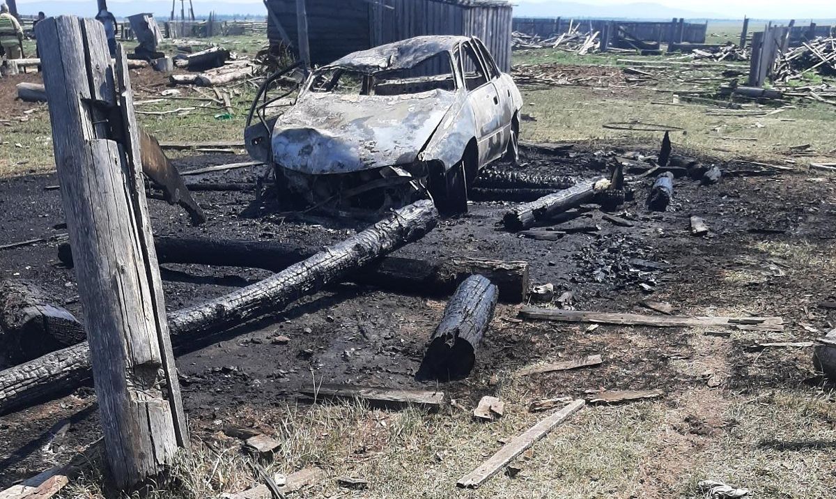 В Бурятии машина врезалась в ограду дома и загорелась. Водитель погиб на  месте