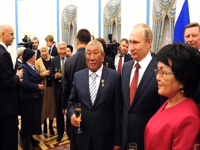 Президент Владимир Путин в Кремле наградил чабана из Забайкалья медалью «Герой Труда России»