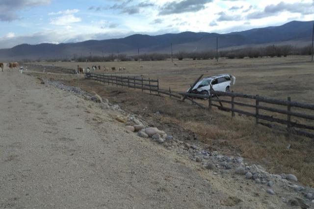 На трассе в Бурятии автомобиль перелетел забор и перевернулся