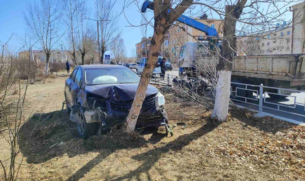 Нетрезвая автоледи снесла забор и деревья на аллее ветеранов в Бурятии