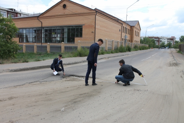 Общественники измерили дыры в дорогах Улан-Удэ и нашли «яму-рекордсмена»