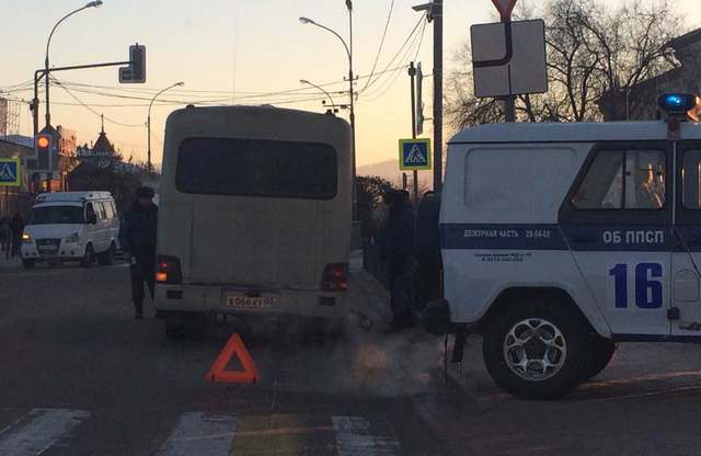 В центре Улан-Удэ микроавтобус сбил пешехода (ФОТО)