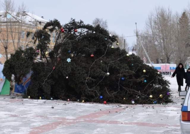В центре Кабанска вновь упала новогодняя ёлка