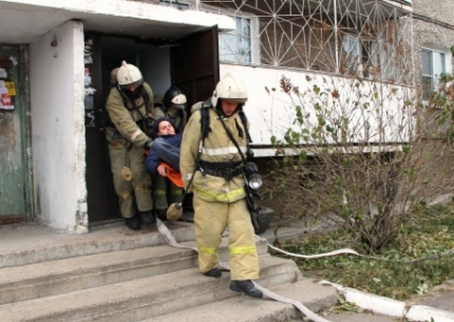 В Улан-Удэ на пожаре в пятиэтажке эвакуировали 20 человек