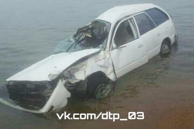  В Бурятии «Тойота» слетела с дороги в озеро