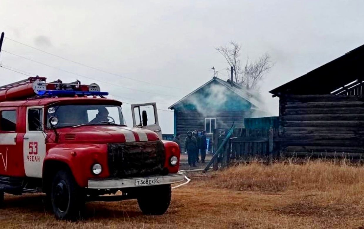 В Бурятии загорелся гараж с автомобилем внутри