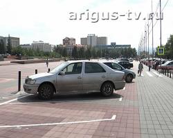 Часть главной площади Улан-Удэ стала парковкой. Но почему пустуют стояночные места?