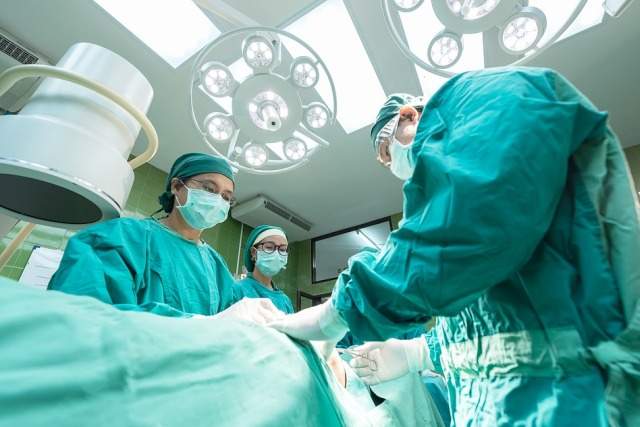 В Улан-Удэ хирурги удалили 23-летней пациентке гигантскую кисту селезенки