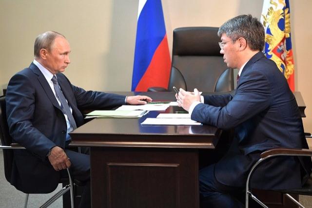 Путин вручил Цыденову папку с жалобами жителей Бурятии, поступившими в ходе «Прямой линии»