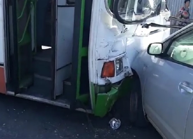 В Улан-Удэ люди пострадали в крупном ДТП с тремя автомобилями и автобусом 