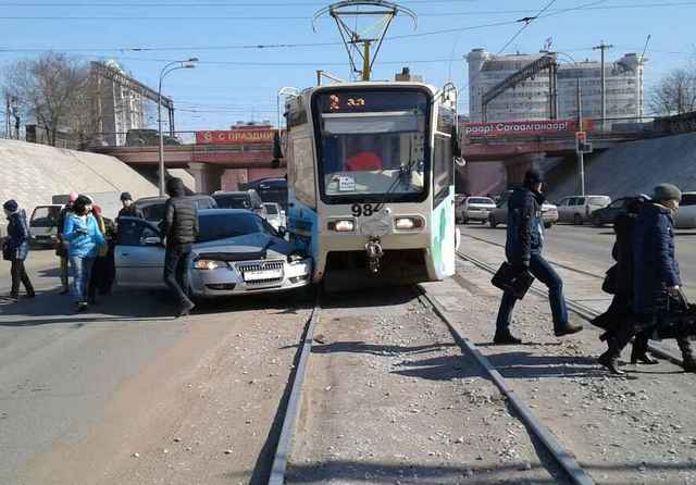 В центре Улан-Удэ автомобиль врезался в трамвай (ФОТО) 
