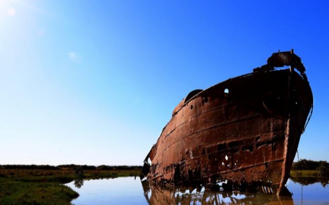 В Улан-Удэ на Селенге едва не затонула лодка с двумя мужчинами на борту
