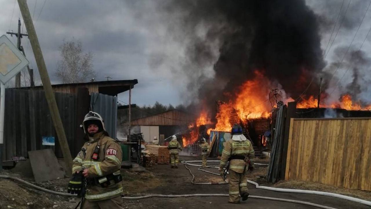 На севере Бурятии потушили крупный пожар на производственной базе