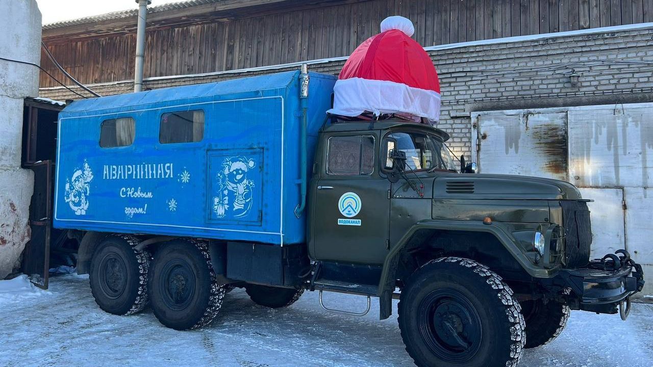 В Улан-Удэ аварийки облачились в новогодние шапочки