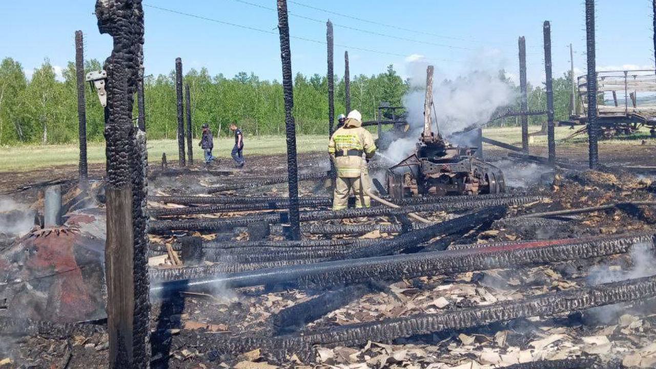 Крупный пожар уничтожил гараж, машину и прицеп в районе Бурятии