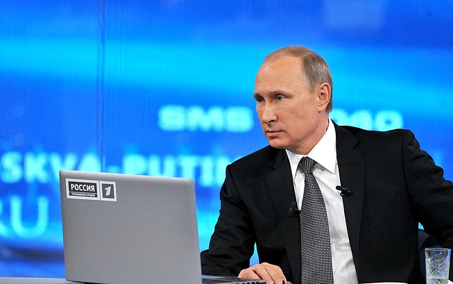 Опрос: большинство граждан России спросили бы Путина об уровне доходов