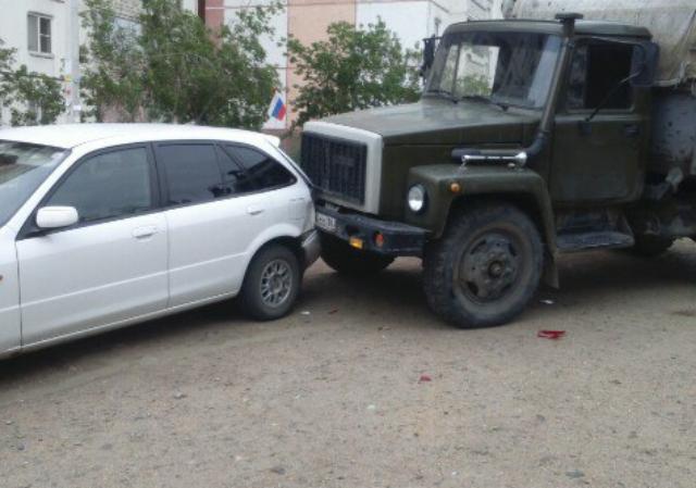 «Припарковался»: В Улан-Удэ грузовик случайно помял две иномарки