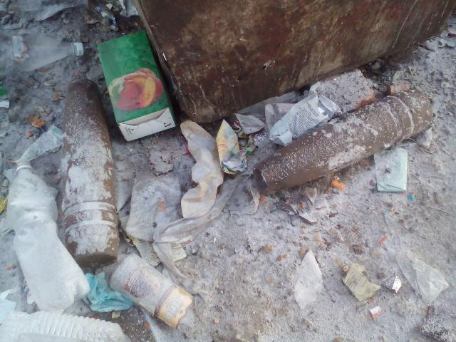 В Улан-Удэ возле мусорных контейнеров очевидцы обнаружили артиллерийские снаряды (ФОТО)