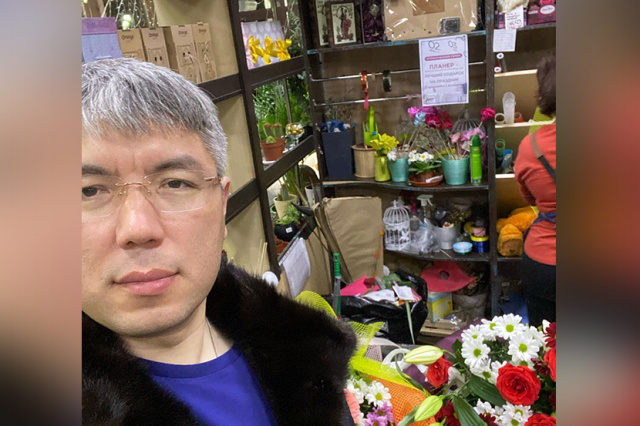 «Ой, романтичный такой»: Алексея Цыденова похвалили за покупку букета