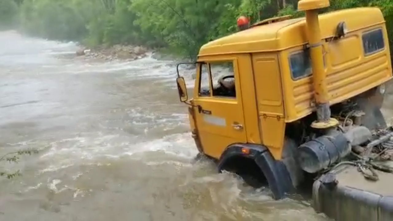 Из-за дождей дорога в районе Бурятии превратилась в бурную реку. ВИДЕО