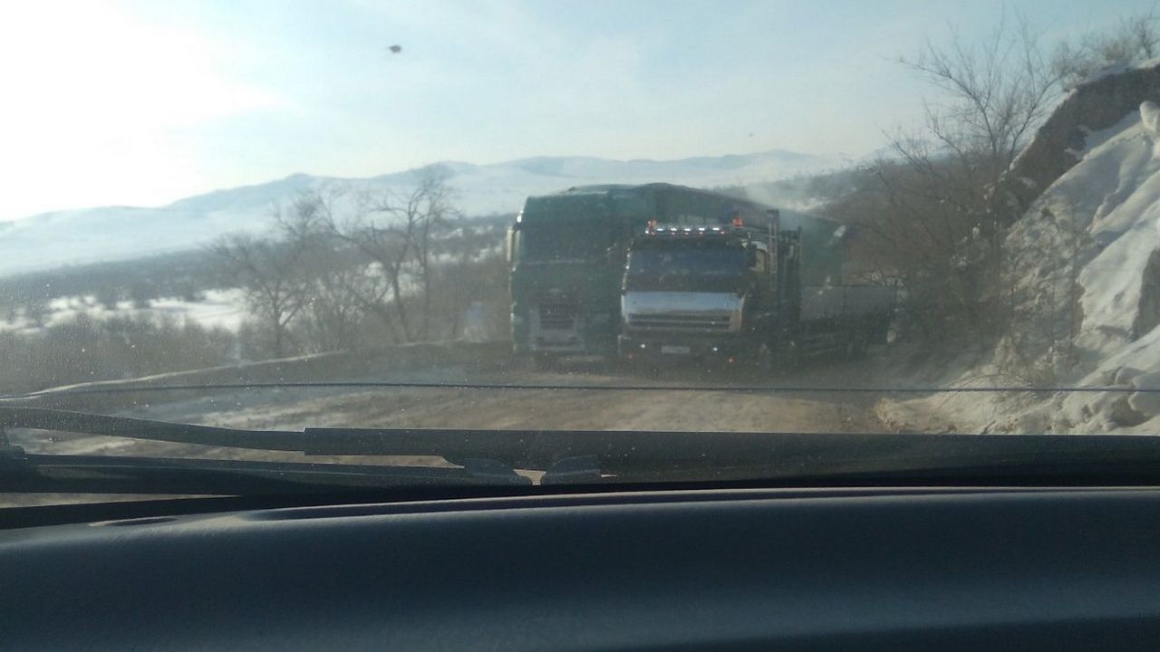 На дороге в Бурятии ограничили движение из-за замерзшей фуры