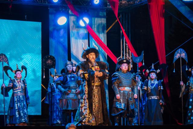 В Улан-Удэ под открытым небом показали первую национальную оперу Бурятии