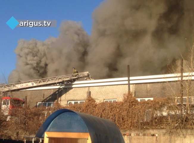 Крупный пожар на автотранспортном предприятии в Улан-Удэ: очевидцы опасаются взрыва (ФОТО)