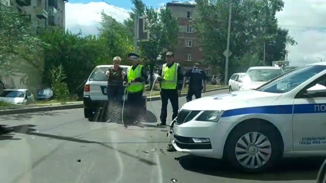 В Улан-Удэ автомобиль ГИБДД попал в аварию. ВИДЕО