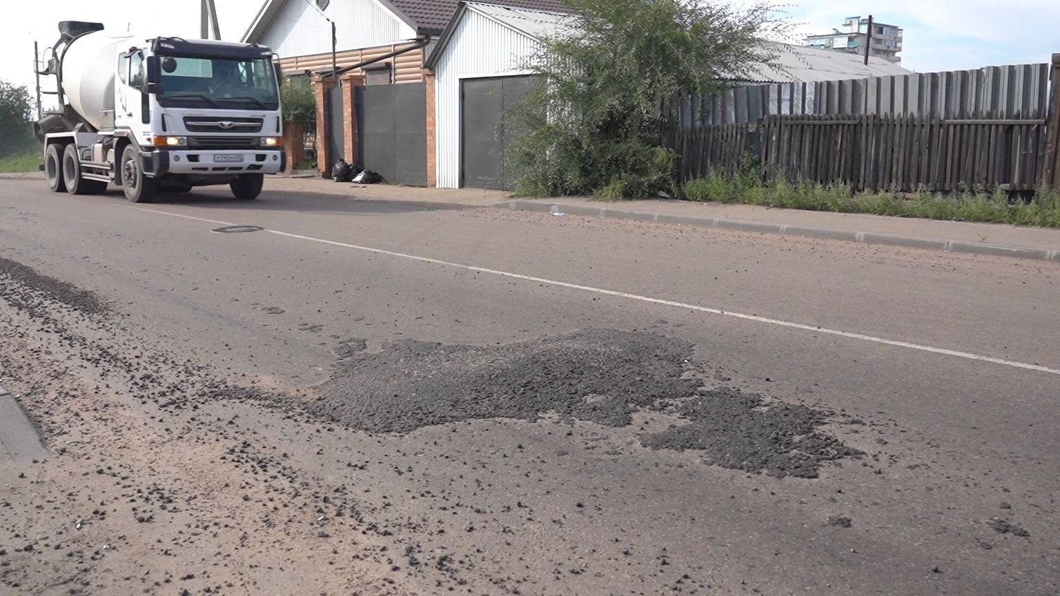 В Улан-Удэ дожди обнажили выбоины и ухабы на старом и новом асфальте