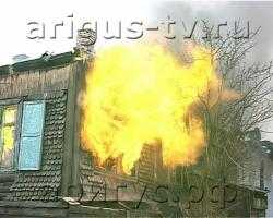 Шквалистый ветер раздул огонь, охвативший жилой дом в Улан-Удэ