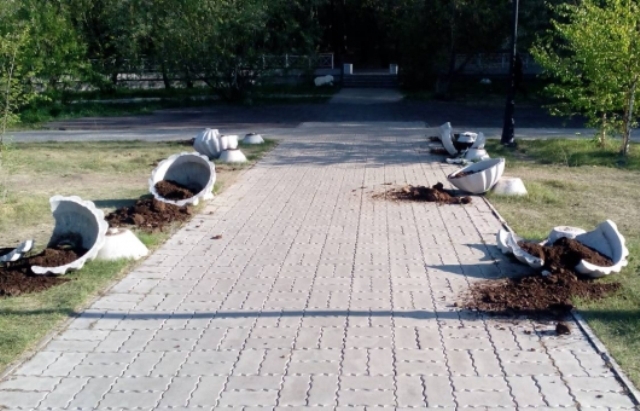  В Улан-Удэ вандалы разбили вазоны у Мемориала Победы