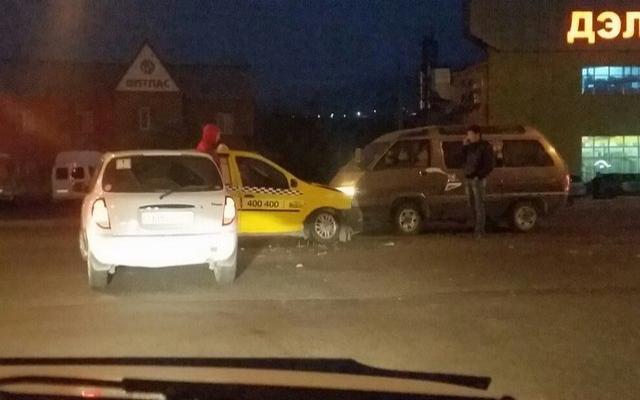 В Улан-Удэ произошло тройное ДТП с участием такси «Максим»