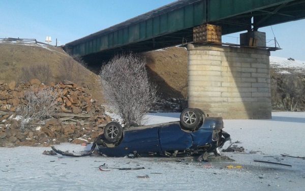 В Бурятии погиб водитель, слетев с моста в реку