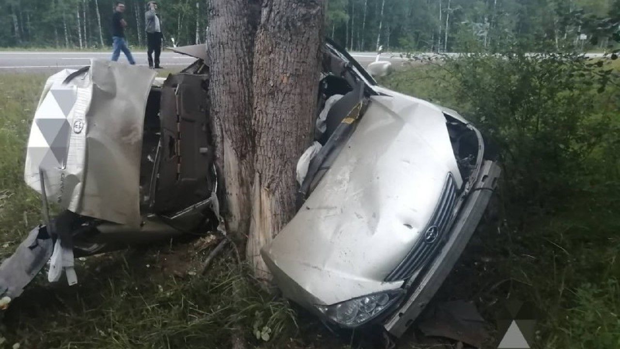 Машину разломило пополам. Два человека разбились насмерть на трассе в  Бурятии