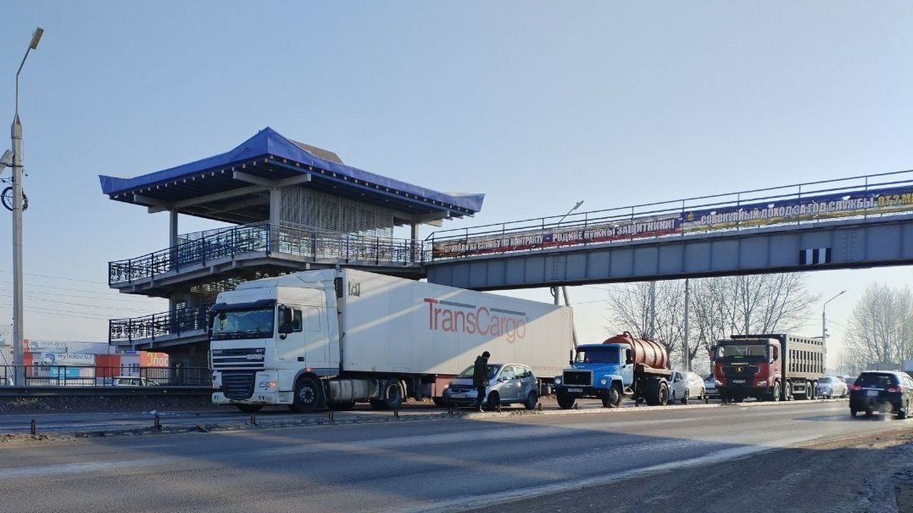 Фура, вакуумка и малолитражка не поделили дорогу в пригороде Улан-Удэ