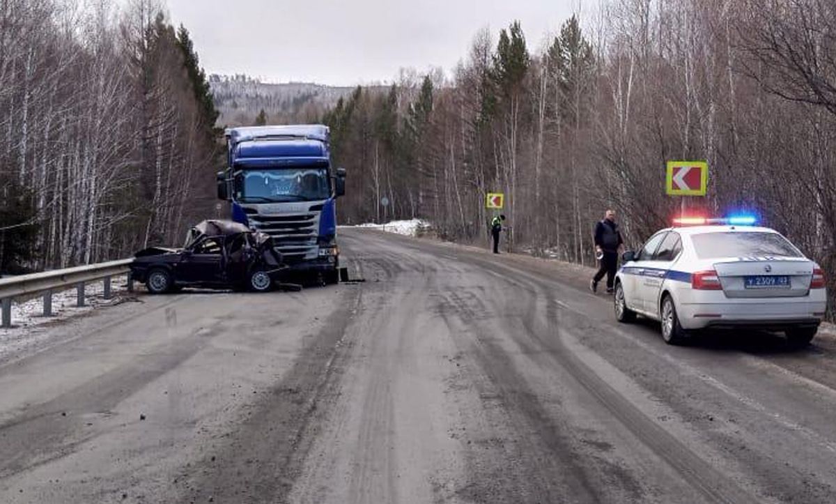 Машина всмятку: Легковушка влетела в фуру на трассе в Бурятии