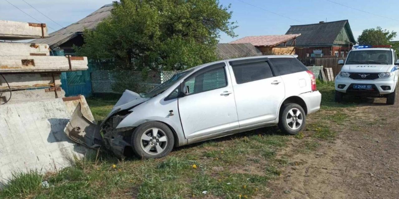 Тойота» въехала в бетонные плиты в селе Бурятии