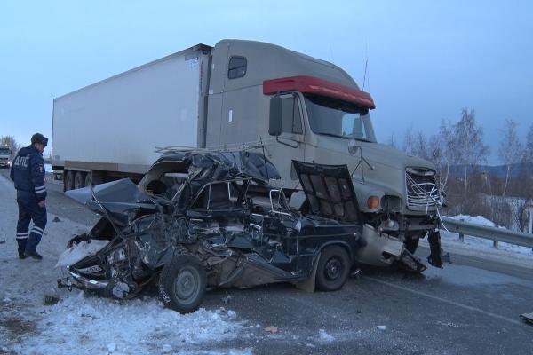 В лобовом столкновении на трассе «Байкал» погиб водитель «шестерки» (обновлено)