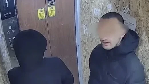 В Улан-Удэ дебоширы избили мужчину в подъезде и сбежали 