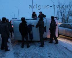 На скользкой дороге в Улан-Удэ перевернулся патрульный автомобиль полиции