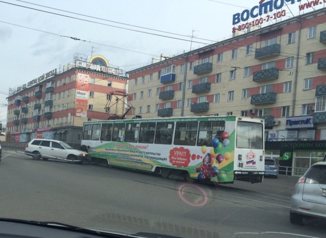 В центре Улан-Удэ легковушка не поделила дорогу с трамваем