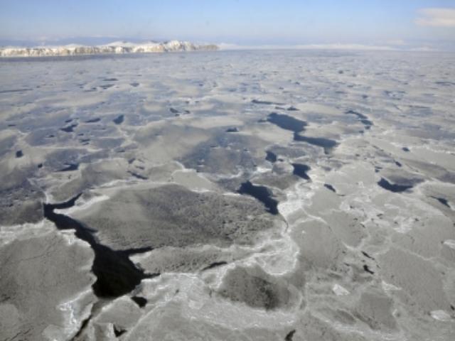 Штормовой ветер на Байкале оторвал льдину с туристами