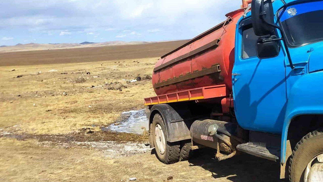 В Бурятии водитель вакуумки сливал отходы на заповедной территории