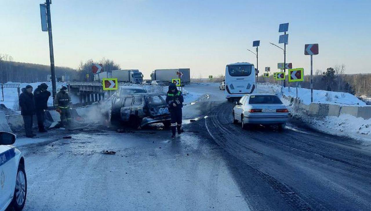 Два человека пострадали в лобовом ДТП в Бурятии. Один автомобиль сгорел