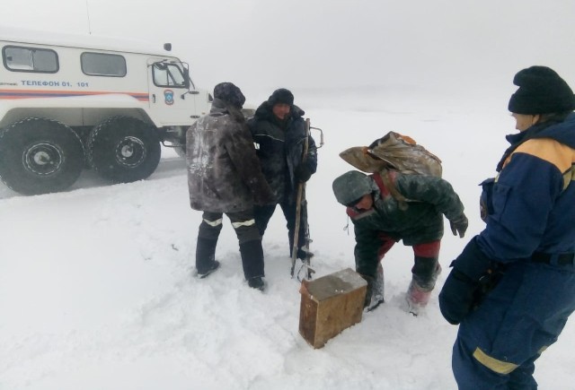 Трое рыбаков заблудились, попав в пургу на Байкале 