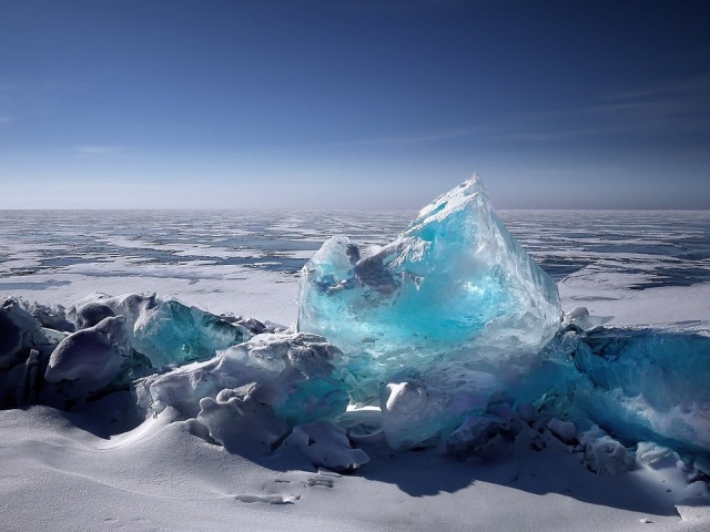 Более 50 спортсменов пробегут 20 км по льду Байкала 